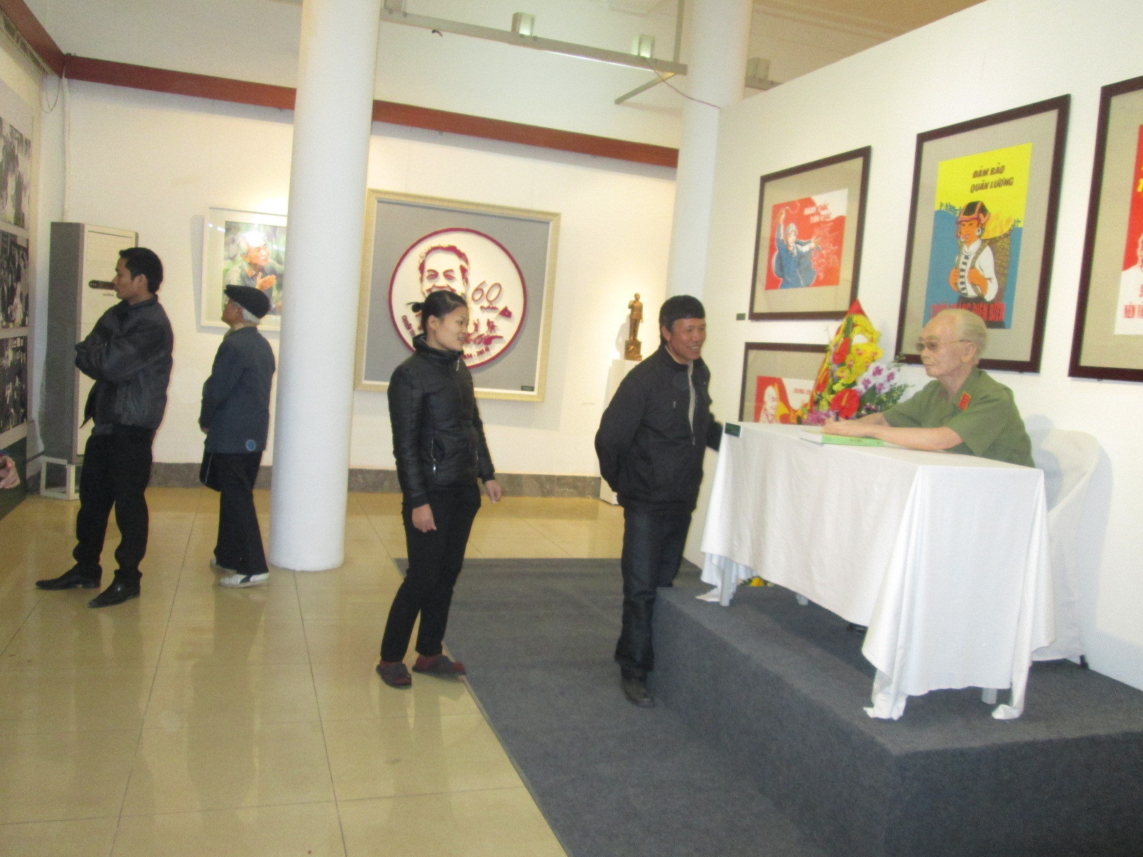 Bức tượng Đại tướng Võ Nguyên Giáp thu hút nhiều người xem tại triển lãm