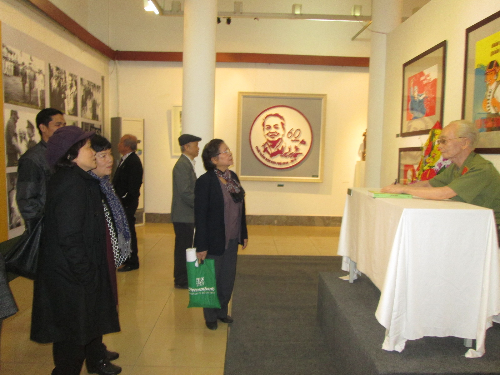 Bức tượng Đại tướng Võ Nguyên Giáp thu hút nhiều người xem tại triển lãm