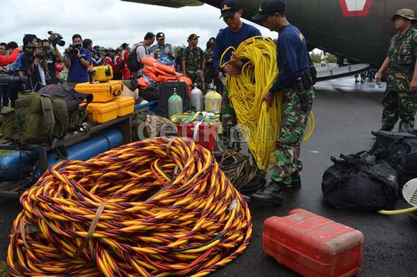 [CẬP NHẬT ngày 1/1/] Một thi thể nạn nhân QZ8501 không thể đưa vào bờ
