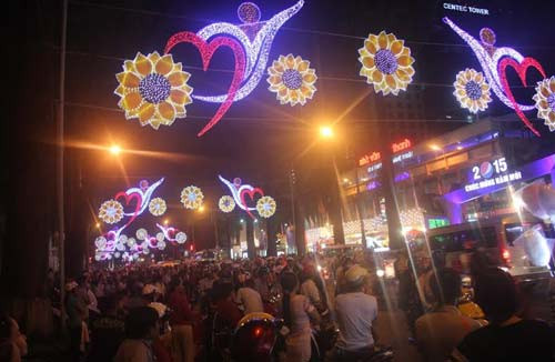Hà Nội - TP. Hồ Chí Minh: Những thời khắc khó quên đón chào năm mới