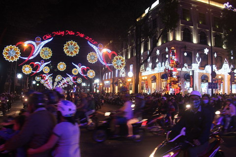 Hà Nội - TP. Hồ Chí Minh: Những thời khắc khó quên đón chào năm mới