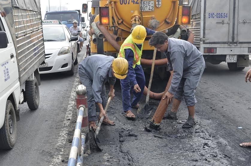 Hàng chục mét khối bùn thải hôi thối đổ xuống đường