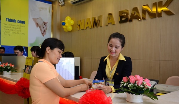 Khách hàng giao dịch tại Nam A Bank