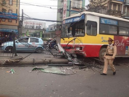 Xe buýt cày tung giải phân cách