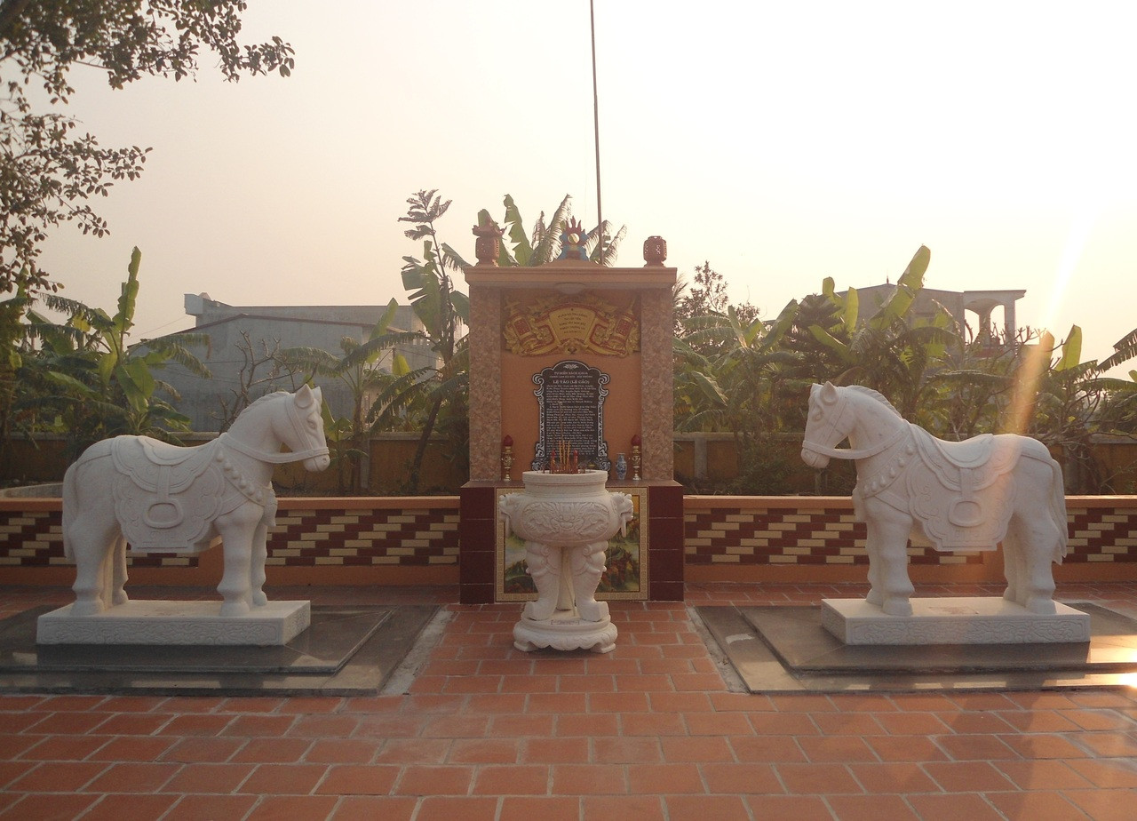 Tượng ngựa trắng được người dân thờ tại đình Lệ Tảo, phường Nam Sơn, quận Kiến An, (Hải Phòng)
