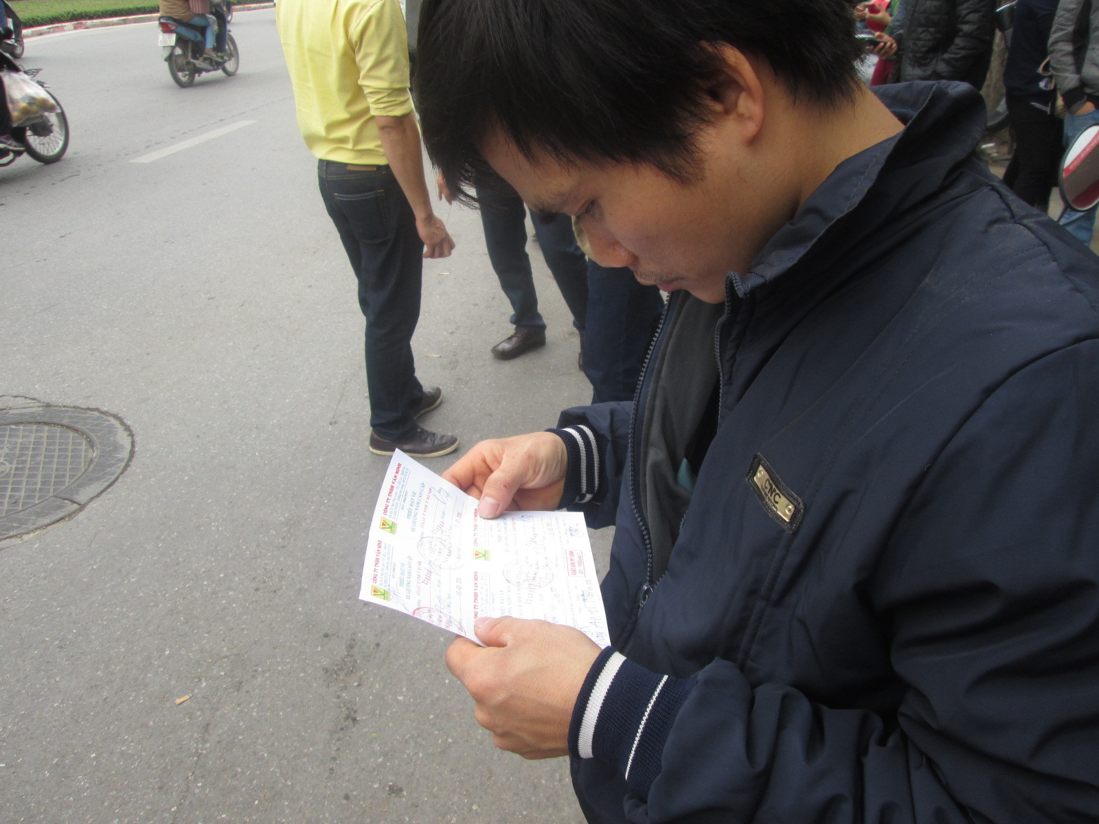 Hà Nội: Người dân chen chúc mua vé xe tết