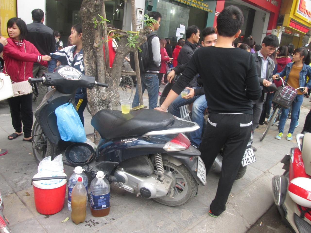 Hà Nội: Người dân chen chúc mua vé xe tết