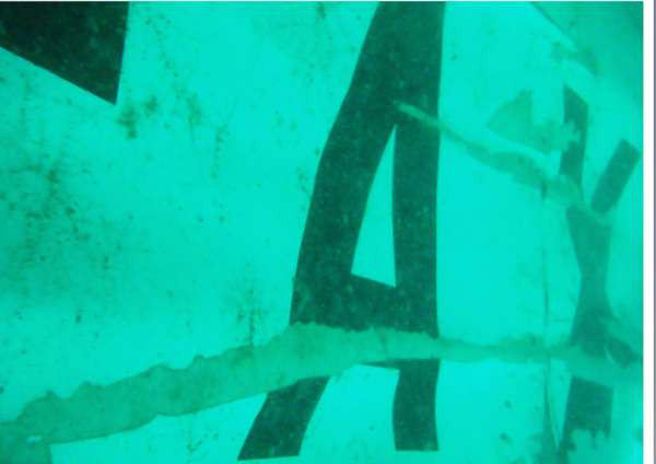 Hình ảnh đuôi máy bay QZ8501 có chứa hộp đen vừa được tìm thấy