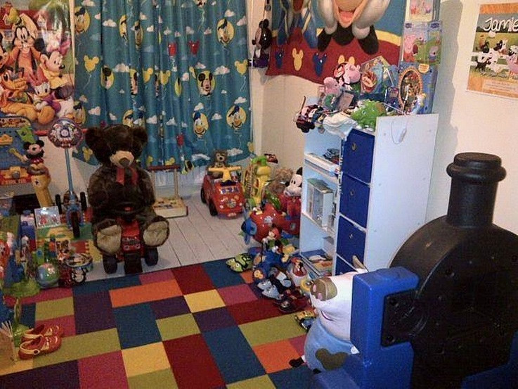 Bà mẹ chi hàng nghìn bảng Anh mua đồ chơi cho con trai đã qua đời