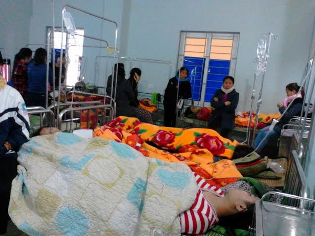 Vụ nghi ngộ độc ở Nghệ An: Bệnh viện quá tải, hàng trăm công nhân nằm la liệt