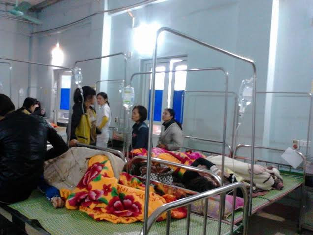 Vụ nghi ngộ độc ở Nghệ An: Bệnh viện quá tải, hàng trăm công nhân nằm la liệt