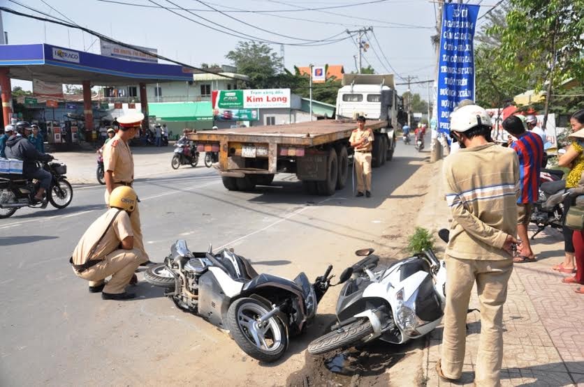 TP. HCM: Va chạm xe máy ngược chiều, hai người nguy kịch 