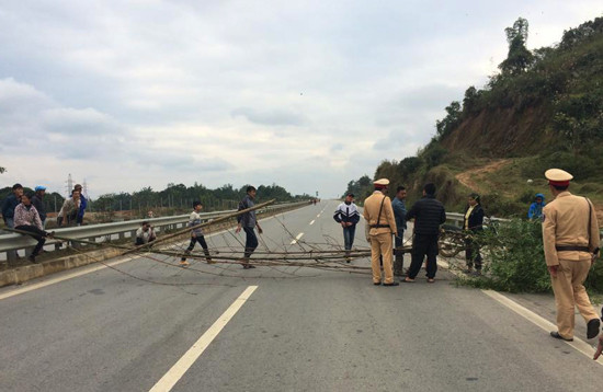 Dân dựng rào tre chắn ngang đường cao tốc Nội Bài - Lào Cai