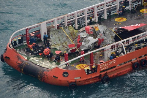 QZ8501: Phát hiện vật thể nghi ngờ là thân máy bay, hộp đen cũng đã được tìm thấy