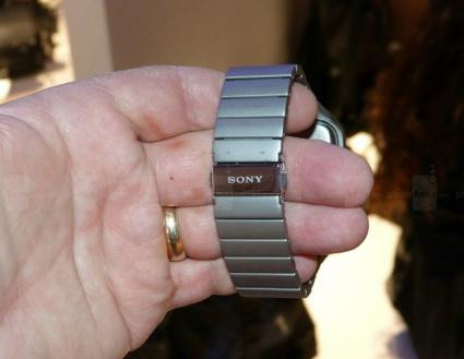 Smartwatch 3 dây đeo thép không gỉ của Sony với giá 299 USD