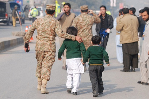1 tháng sau vụ thảm sát đẫm máu, Pakistan mở cửa trở lại các trường học