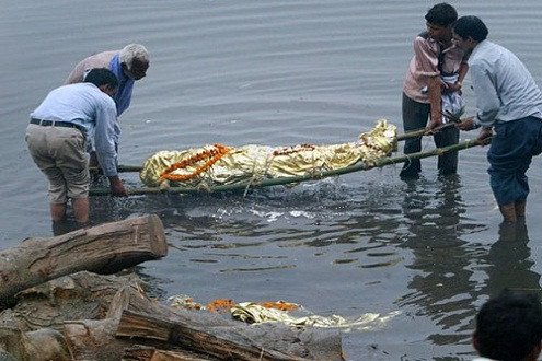 Ấn Độ: Vớt hơn 100 thi thể trôi trên sông Hằng