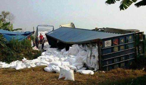Hà Nội: Container lật ngang, hàng trăm tấn gạo đổ xuống đường