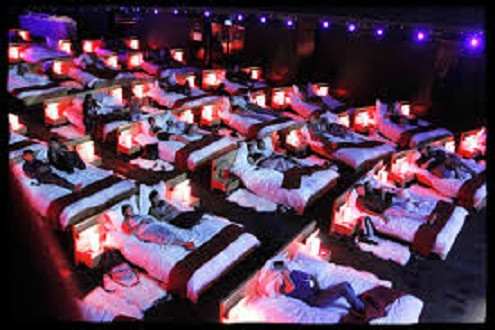 Độc đáo những chiếc giường nằm trong rạp chiếu phim 