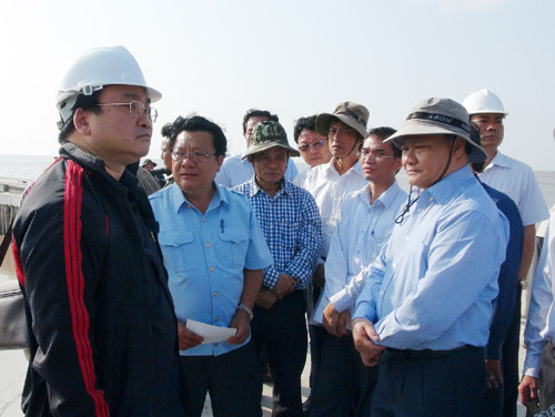 Phó Thủ tướng Hoàng Trung Hải thị sát sạt lở bờ biển Cà Mau