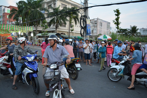 Cà Mau: Tiểu thương chặn xe phản đối di dời chợ đêm