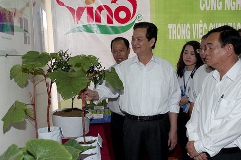 Thủ tướng Nguyễn Tấn Dũng thăm Trung tâm công nghệ sinh học tỉnh Đồng Nai 