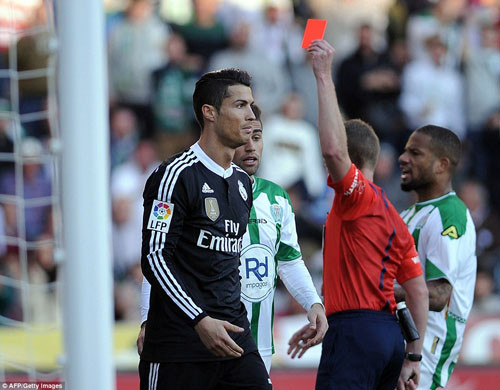 Sốc: Ronaldo nhận thẻ đỏ vì đánh người, Real thoát thua phút cuối