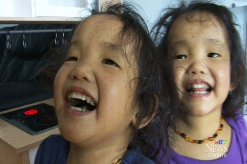 Cảm động người cha nuôi Canada hết mình tìm cơ hội sống cho 2 con gái Việt Nam