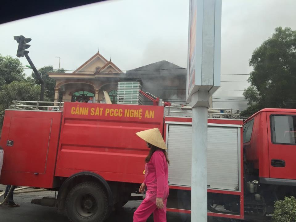 Nghệ An: Cháy lớn ở cửa hàng tạp hóa... toàn bộ đồ đạc bị thiêu rụi