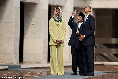Bà Obama trở thành tâm điểm chỉ trích của người Hồi giáo trong chuyến thăm Ả Rập