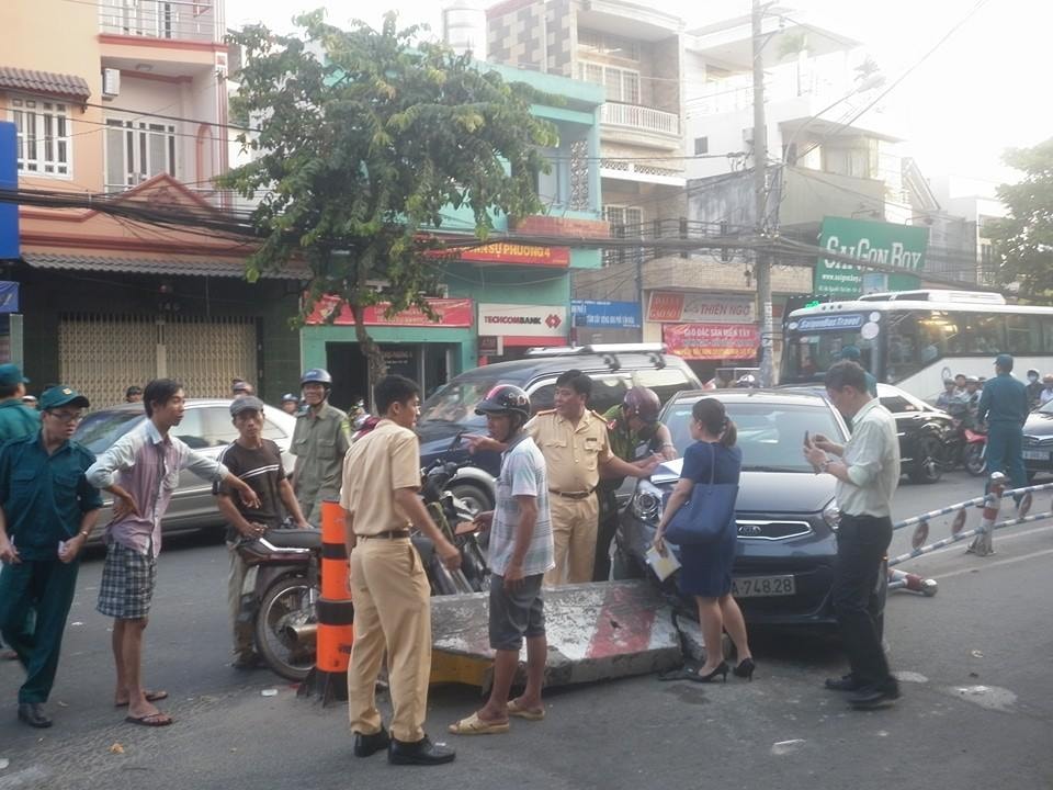 TP. HCM: Xe Camry gây tai nạn liên hoàn, 1 người thương nặng