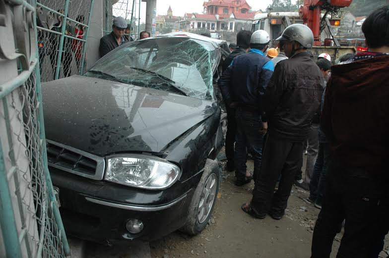 Nghệ An: Xe tải tông văng xế hộp khiến sập cửa nhà dân