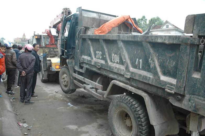 Nghệ An: Xe tải tông văng xế hộp khiến sập cửa nhà dân