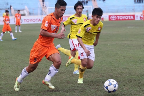 Vòng 6 V-League: Thẻ đỏ và những lần đầu tiên