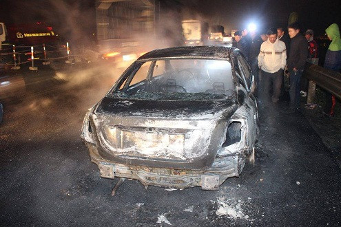 Xe ô tô Daewoo Lacetti cháy rụi trên cao tốc Pháp Vân – Cầu Giẽ