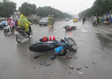 Nghệ An:  Người dân bất bình truy đuổi  “xe điên” đâm người rồi bỏ chạy
