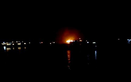 Quảng Ninh: Tàu 3 sao chở 16 khách nước ngoài bốc cháy dữ dội trên biển