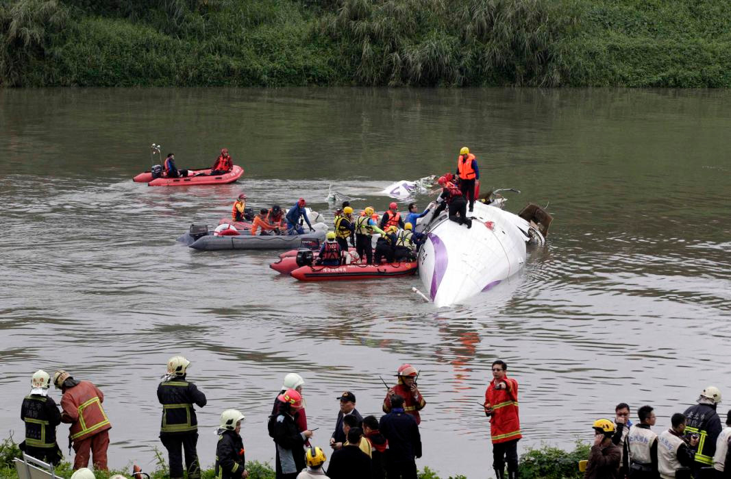 Những hình ảnh mới nhất về vụ tai nạn máy bay Đài Loan ATR 72-600