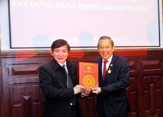 Tặng Kỷ niệm chương “Vì sự nghiệp xây dựng Đảng trong doanh nghiệp Việt Nam” cho Đ/c Trương Hòa Bình