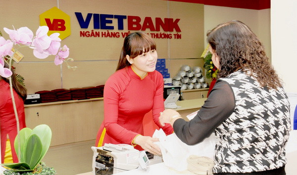 Những khách hàng đầu tiên đến giao dịch tại VietBank chi nhánh Quảng Ngãi