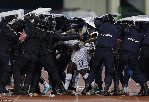 Toàn cảnh bạo động tại trận bán kết 2 CAN 2015