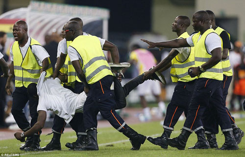 Toàn cảnh bạo động tại trận bán kết 2 CAN 2015