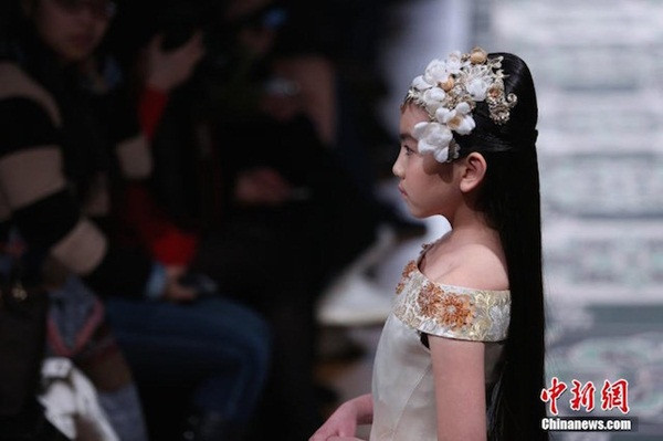 Vẻ sắc lạnh trên sàn catwalk của người mẫu thiên thần xứ Trung