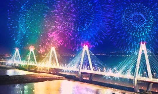 Miễn phí trông xe máy cho người xem pháo hoa trên cầu Nhật Tân