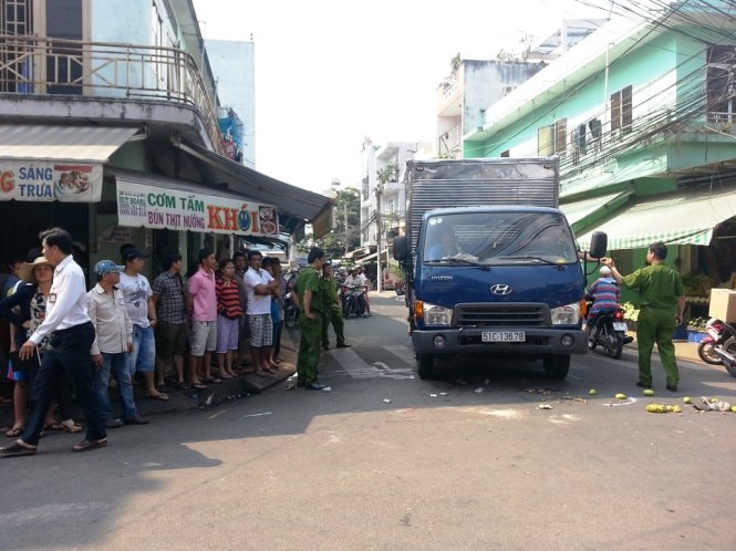 Xe tải kẹt hộp số đâm liên hoàn, 4 người thương vong