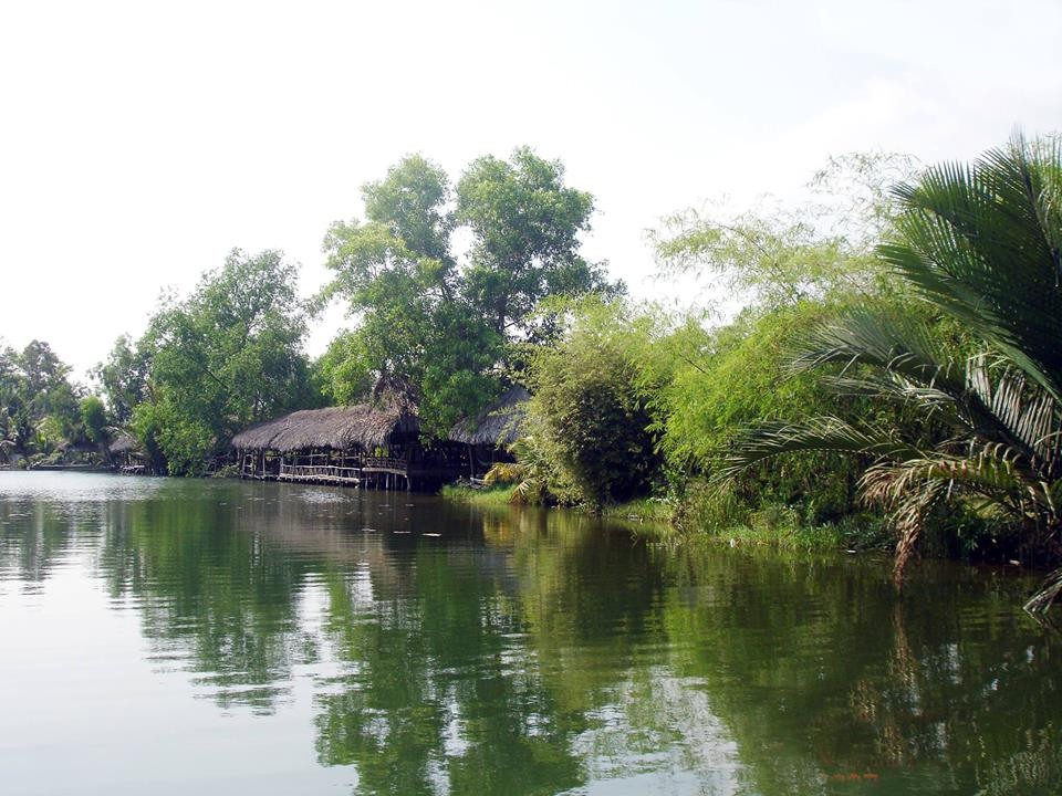 Khu du lịch cạnh dòng sông là điểm nổi bật thu hút các du khách muốn tìm cảm giác được gần gũi với thiên nhiên