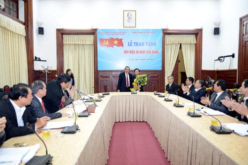 Đảng ủy TANDT trao tặng Huy hiệu 30 năm tuổi Đảng cho đồng chí Nguyễn Vinh Quang