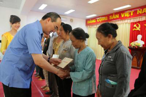 Đồng chí Nguyễn Thiện Nhân thăm, tặng quà Tết các hộ nghèo tỉnh Trà Vinh