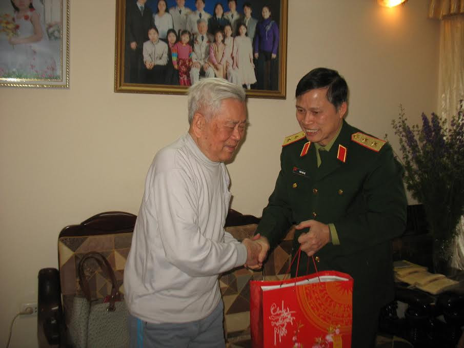 Đồng chí Trần Văn Độ chúc Tết các gia đình nguyên lãnh đạo TANDTC, TAQSTW