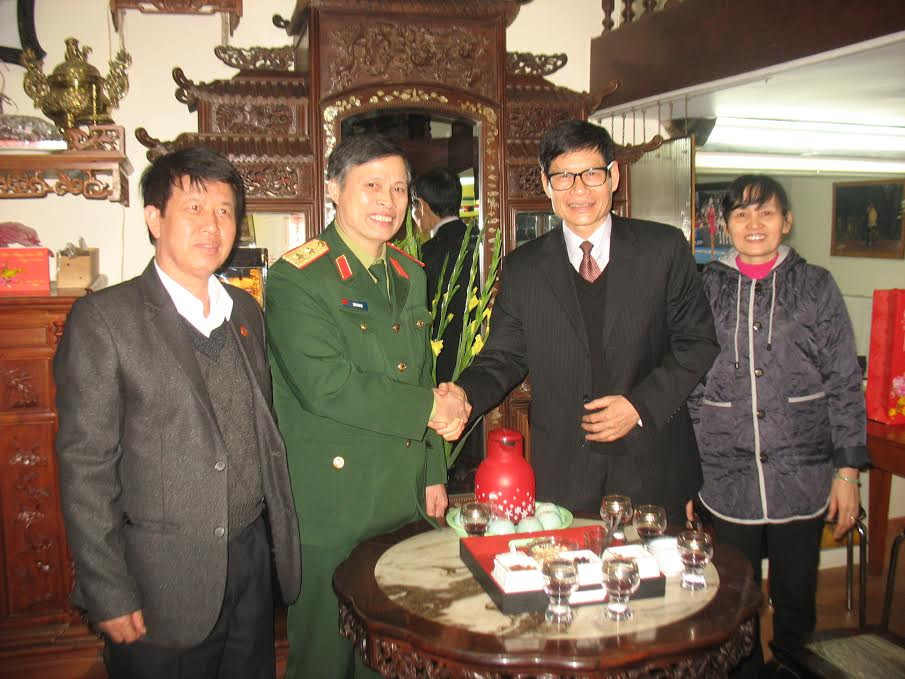 Đồng chí Trần Văn Độ chúc Tết các gia đình nguyên lãnh đạo TANDTC, TAQSTW